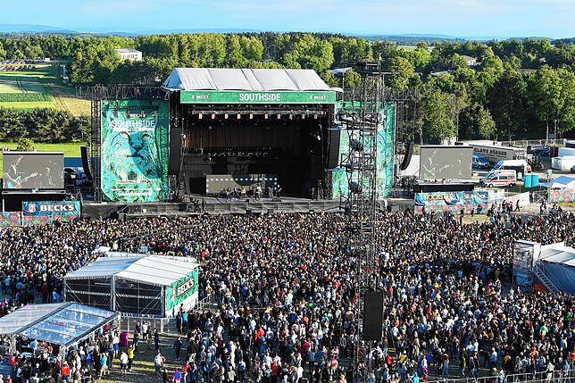Konzertbesucher stehen vor der grünen Bühne beim Southside-Festival (2018).