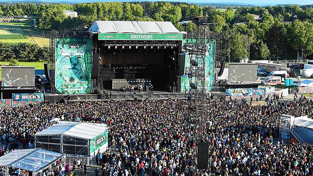 Konzertbesucher stehen vor der grünen Bühne beim Southside-Festival (2018).