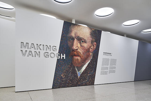 So begrüßt die Ausstellung ihre Besucher.