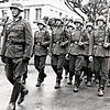 August Kaiser an der Spitze einer Marschformation. Er verließ die Wehrmacht 1943 als Hauptmann. Dieser Rang gab ihm beim Einmarsch der ...