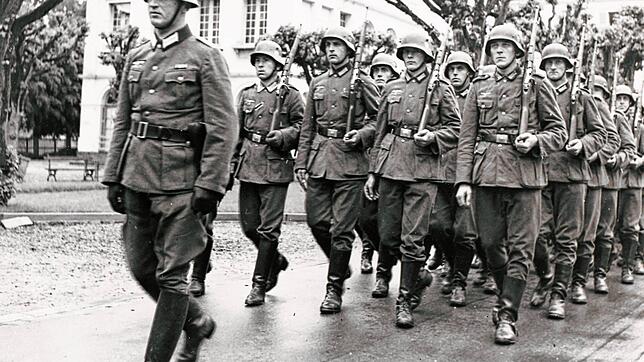 August Kaiser an der Spitze einer Marschformation. Er verließ die Wehrmacht 1943 als Hauptmann. Dieser Rang gab ihm beim Einmarsch der ...