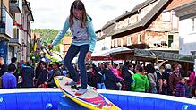 Beim Dorffest wird es zahlreiche Attraktionen geben wie hier 2016 beim Surfen.