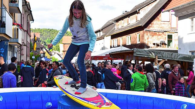 Beim Dorffest wird es zahlreiche Attraktionen geben wie hier 2016 beim Surfen.