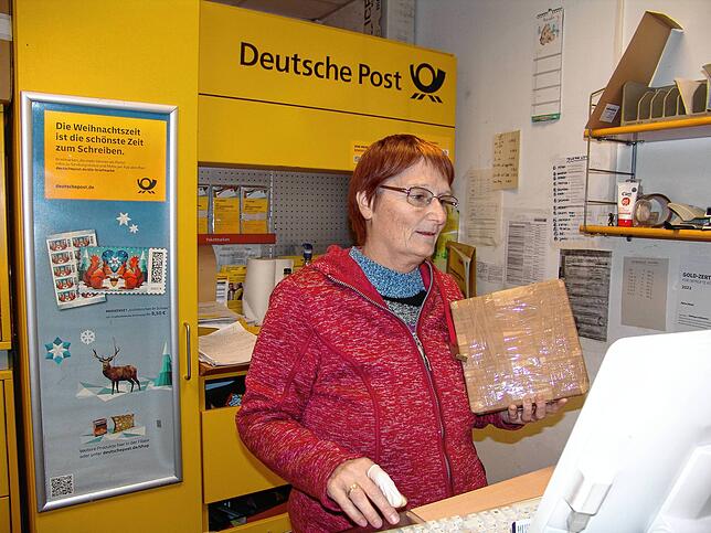 Viel Arbeit auf wenigen Quadratmetern: Petra Dünzl in ihrer Postfiliale in Uhldingen-Mühlhofen. Im Frühjahr 2024 gibt sie ihre Filialen ...