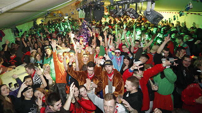 So feiert Pfohren das Große Narrentreffen. Ausgelassene Stimmung herrscht drei Tage lang in den zahlreichen Zelten sowie im kompletten ...
