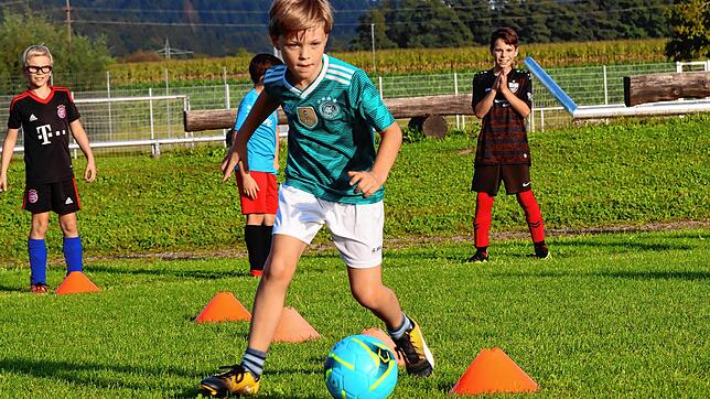 Bild : Endlich wieder auf dem Fußballplatz! Auch die Jugendfußballer des SV Allensbach  starten wieder in die Saison