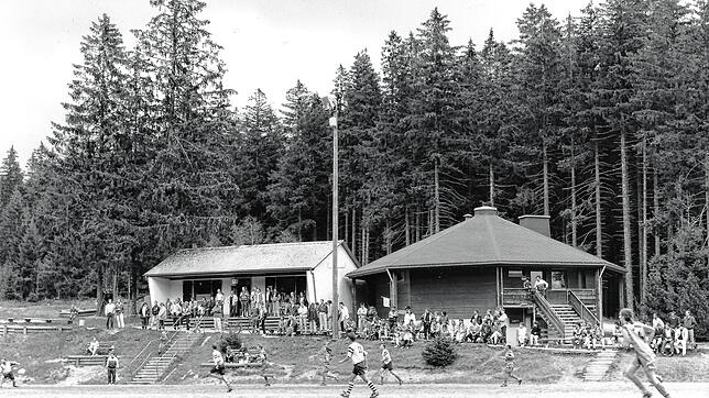 Zum 75-jährigen Bestehen 1996 (Bild) sah das Vereinsheim des Fußballclubs 1921 Schönwald noch recht klein aus &ndash; das sollte sich ...