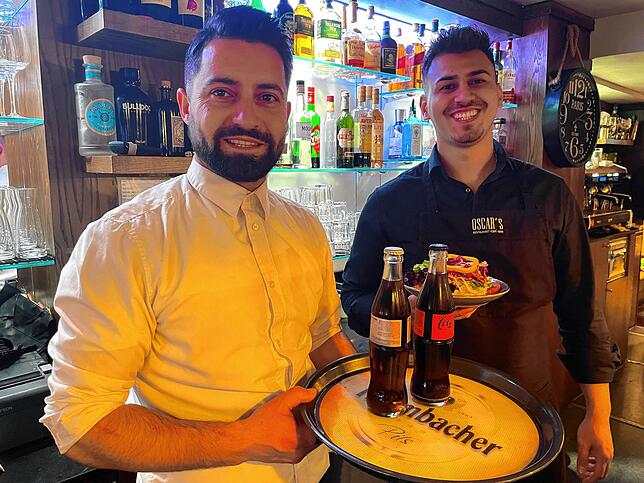 Die beiden Servicekräfte Naim Shabani (links) und Gabriel Ferano vom Restaurant Oscar‘s in Waldshut tragen ebenfalls keine Maske mehr.