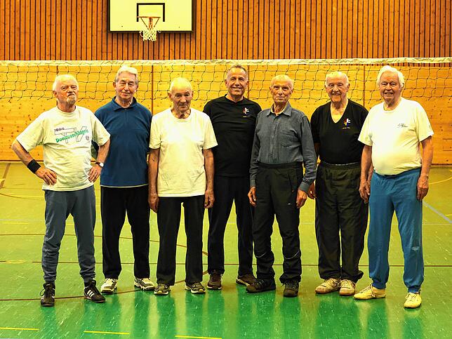 Die illustre Truppe der Seniorenturner (von links) Herbert Mummenthaler, Peter Albert, Albert Kopp, Idriz Schala, Ottmar Gass, Rigobert ...