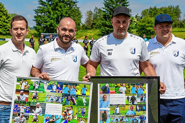 Schön war die Zeit: Mit einem Präsent verabschiedet wurde Trainer Klaus Gallmann mit seinem Co-Trainer schon vor einer Woche nach fünf ...