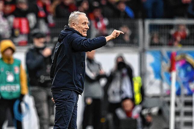 Freiburgs Trainer Christian Streich reagiert im Spiel.