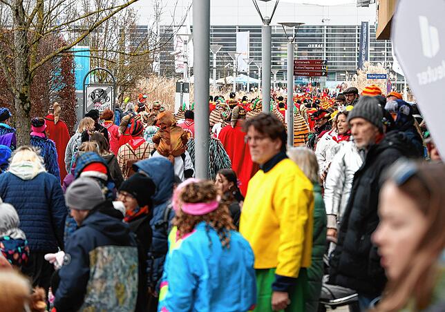 Bild 23: Bilder vom Kindernarrenbaumstellen