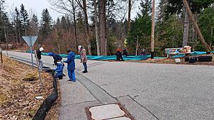 Mitglieder des Schwarzwaldvereins Dachsberg-Ibach bauen Schutzzäune an der Straße auf. In manchen Nächten überqueren hundert Amphibien ...