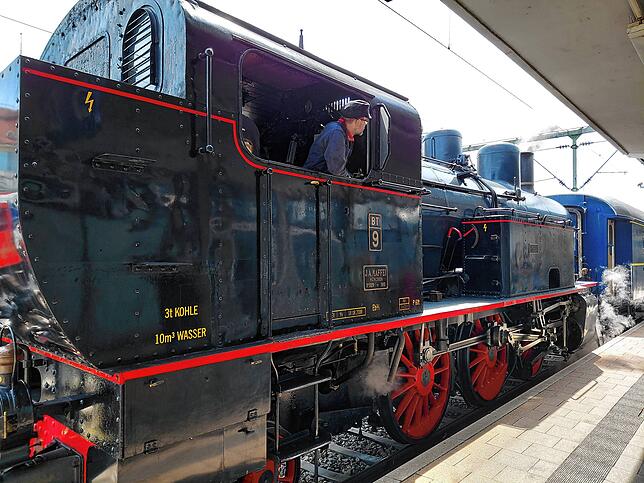 Die Dampflok Eb 3/5 steht Tender voraus für die Rückfahrt nach Etzwilen im Singener Bahnhof bereit.