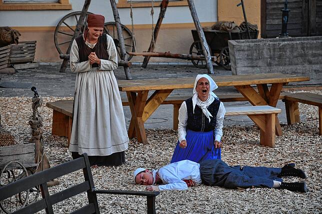 Dorus&lsquo; Schwester &sbquo;&lsquo;Johanna wird von den Preußen erschossen. Liberatha und Marei weinen um sie. Foto : Ursula Ortlieb