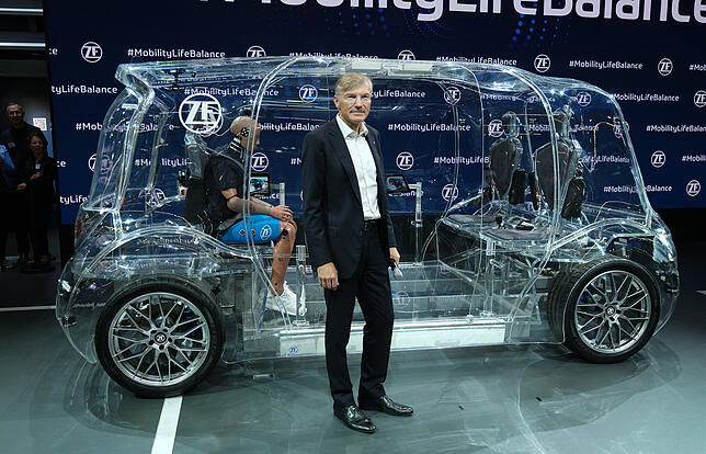 Auf der IAA in Frankfurt präsentiert das Unternehmen die Studie eines Robo-Busses, der autonom Passagiere befördern soll. Auch die ...