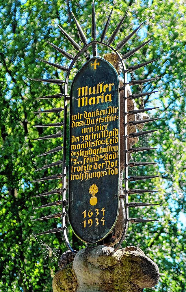 &bdquo;Mutter Maria, wir danken dir, dass du erschienen hier…..&ldquo;: Inschrift am Marienbrunnen an der Gradebergstraße aus dem Jahr 1934.