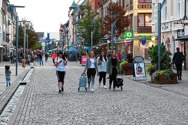 In der Villinger Innenstadt hält sich, so wie hier in der Niederen Straße, die Zahl der Einkäufer beim Langen Dunnschtig der Villinger ...