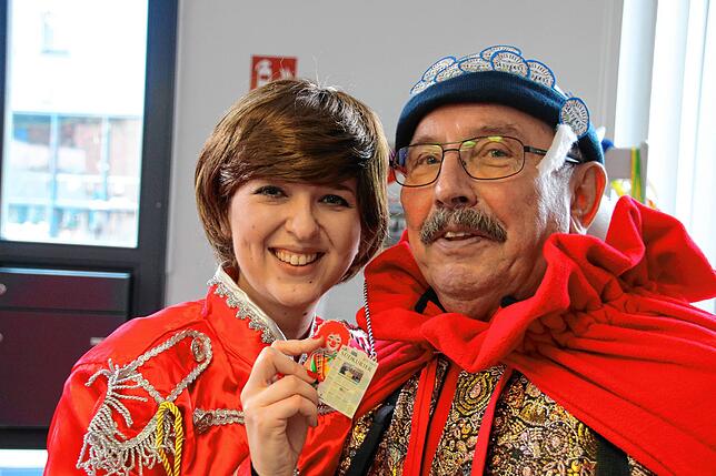 Hängt ihrem alten Direx an der Fasnacht 2018 einen SÜDKURIER-Orden um: Redakteurin Anna-Maria Schneider und Günter Merkel, ...