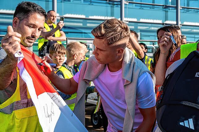 Bild 6: Ankunft der ungarischen Fußballnationalmannschaft