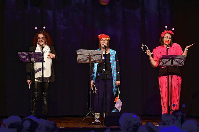 Bild 17: Narren feiern schwerelos im All