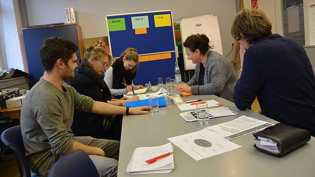 Die Mitglieder der Engagierten Stadt sammeln Ideen.