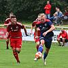 Offensivkraft: Marius Thoma (vorn, gegen Fabian Behringer) hat beim FC Schlüchttal den Sprung in die Start-Elf geschafft.