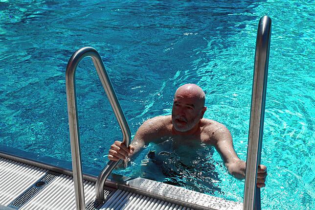 2022: Nach seiner Überraschungseinlage mit einem Sprung steigt Bürgermeister Rainer Stolz wieder aus dem Becken des frisch sanierten ...