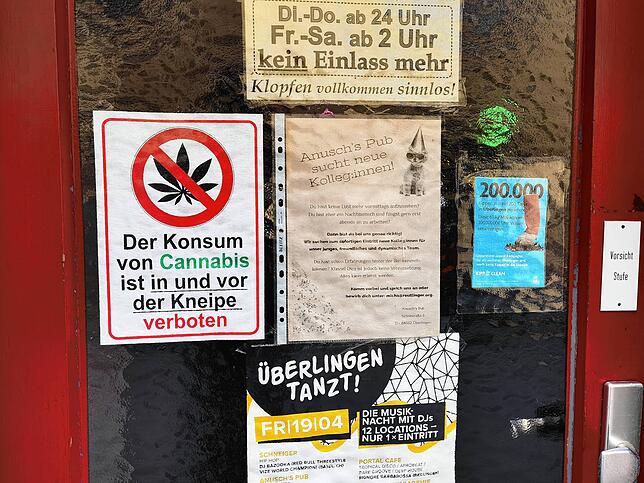 Verbotsschild vor „Anusch‘s Pub“. Cannabis ist in der Kultkneipe verboten.