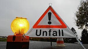 Warndreieck und Lampe weisen auf einen Unfall hin (Symbolbild). Beim Gewerbepark in Waldshut-Tiengen hat sich ein heftiger Auffahrunfall ...
