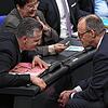 Thorsten Frei (links) im Bundestag im Gespräch mit dem künftigen Kanzler Friedrich Merz.