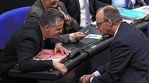 Thorsten Frei (links) im Bundestag im Gespräch mit dem künftigen Kanzler Friedrich Merz.