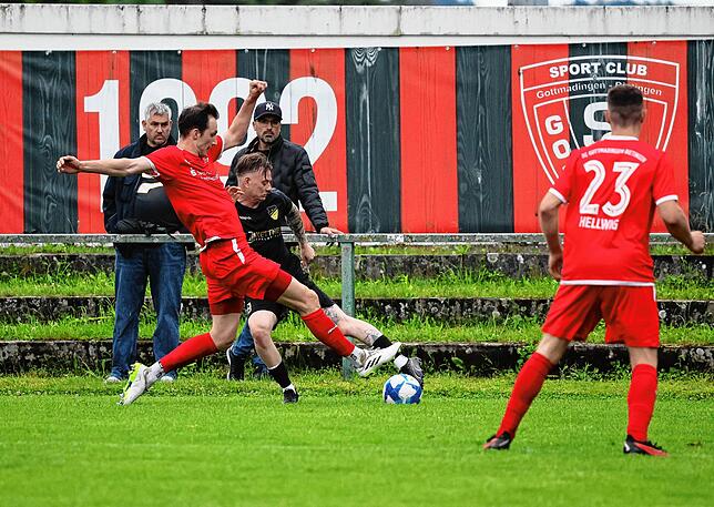 Bild 25: FC Pfaffenweiler feiert nach 2:1-Erfolg Relegationsplatz. Wir waren mit der Kamera dabei.
