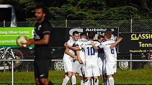 Die Spieler des FV Tennenbronn jubeln über den 4:2-Erfolg gegen den FC Öhningen-Gaienhofen.