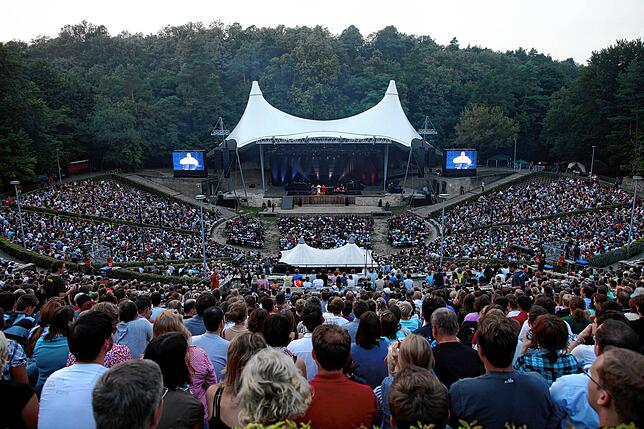 (Archivbild) Die Mutter aller Waldbühnen: In Berlin kommen, wie hier 2010, schon mal 15.000 Menschen zu einem live gesprochenen Hörspiel ...