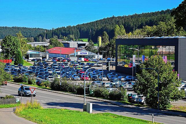 Auf dem Parkplatz der Firma J.G. Weisser direkt an der Bundesstraße können am Samstagabend und Sonntag Besucher der Veranstaltungen des ...