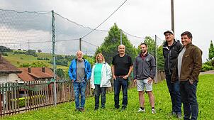 Der Ortschaftsrat Indlekofen sorgt sich um die defekten Zäune am Bolzplatz neben der Halle. Herbert Kaiser, Ingrid Wildförster, Helmut ...