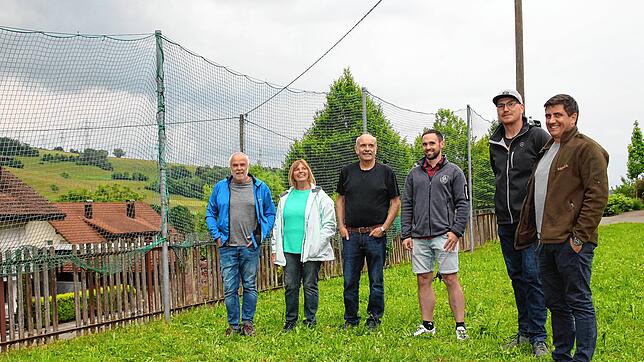 Der Ortschaftsrat Indlekofen sorgt sich um die defekten Zäune am Bolzplatz neben der Halle. Herbert Kaiser, Ingrid Wildförster, Helmut ...