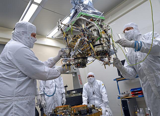 Techniker arbeiten an einem einem Bauteil für die Esa-Forschungssonde Lisa Pathfinder bei Airbus DS in Friedrichshafen.