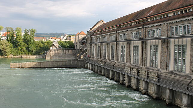 Das Rheinkraftwerk Laufenburg von der Schweizer Seite aus betrachtet.