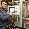 Der Braumeister: Das selbst gebraute Bier füllt der Stühlinger Kai Isele in Rheinauer Braugarten auch selbst ab.