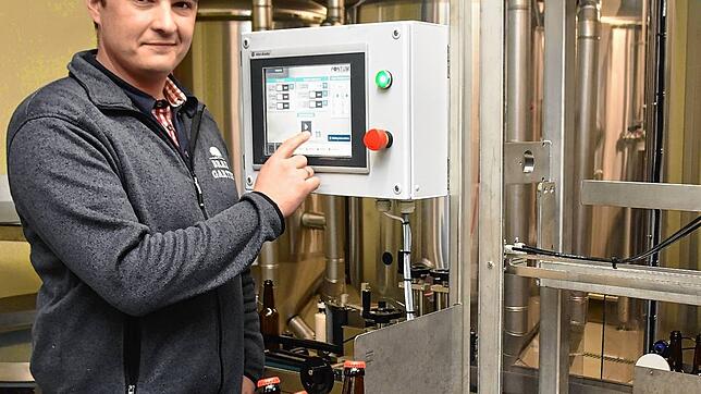 Der Braumeister: Das selbst gebraute Bier füllt der Stühlinger Kai Isele in Rheinauer Braugarten auch selbst ab.