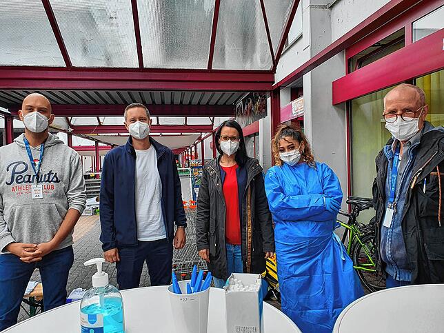 Das Team des Impfmobils (von rechts): Michael Singer, der für die An- und Abmeldung zuständig ist, Jens Bittermann, Stefanie Matzner, ...