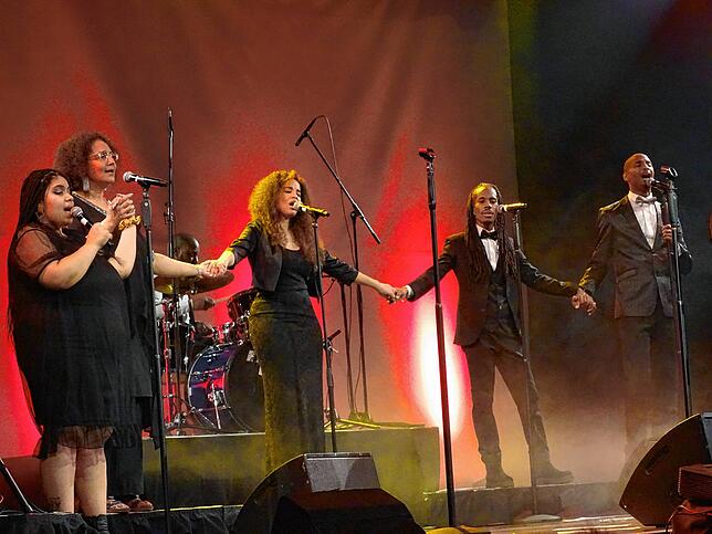 Sie brachten den Saal im Gloria Theater im Handumdrehen zum Toben, die Golden Voices of Gospel, die am vergangenen Donnerstag in Bad ...