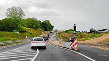 Auf der B33 bei Allensbach ist nur eine Spur befahrbar. Eine Ampel regelt den Verkehr in diesem Bereich.