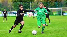 Yunus Celik von der SG Riedböhringen/Fützen (links) im Duell mit Jonas Hirt vom FC Brigachtal. Eine Szene aus dem A 2-Spitzenspiel der ...