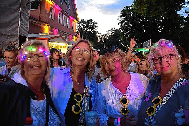 Bild 20: Papis Pumpels sorgen für grandiose Stimmung auf dem Rathausplatz in Bad Dürrheim