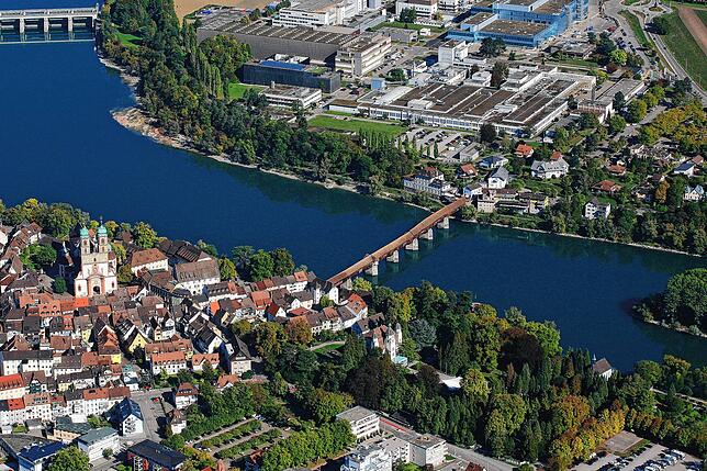 Direkte Nachbarn: Bad Säckingen auf deutscher Rheinseite mit den prägnanten Türmen des Fridolinsmünsters und Stein im Kanton Aargau, dem ...