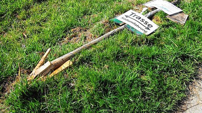 Eine umgeknickte Infotafel der Initiative &bdquo;Stop Südumfahrung&ldquo; im Süden der Stadt. Das Aktionsbündnis verurteilt den ...