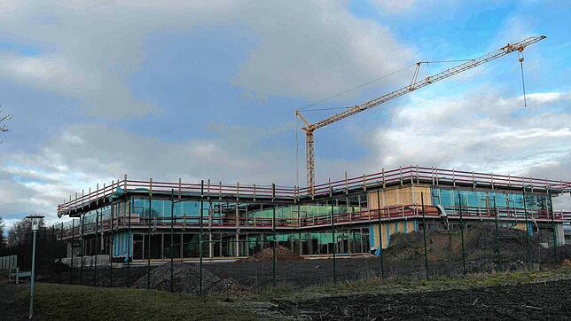 Mit Kosten in Höhe von rund 10,6 Millionen Euro liegt der Schulneubau aktuell etwa eine halbe Million Euro über dem Plan.